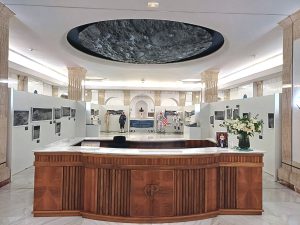 Monaco 2024 : Exposition depuis l'entrée de l'immeuble