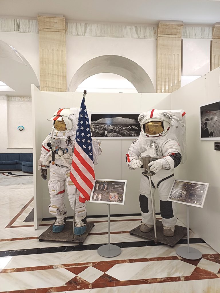 Monaco 2024 : Exposition Apollo 15 Combinations Lunaire astronautes Apollo et Artemis