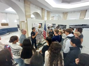 Monaco 2024 : Présentation des combinaisons d'Apollo et d'Artemis à une classe de collégiens monégasque