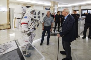 Monaco 2024 : Rencontre de Dave Scott , commandant d'Apollo 15 face à sa combinaison Lunaire dans le hall de l'exposition